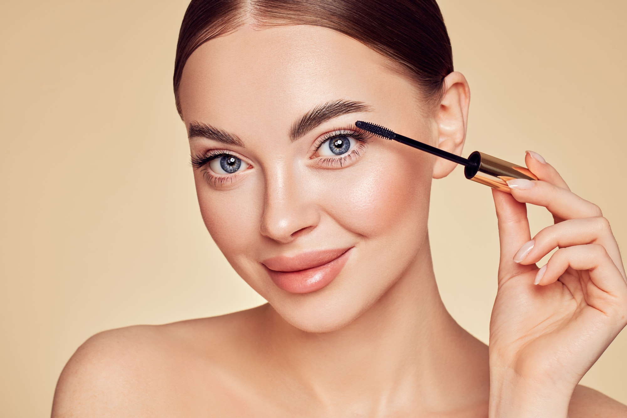 Beauty woman applying black mascara on eyelashes